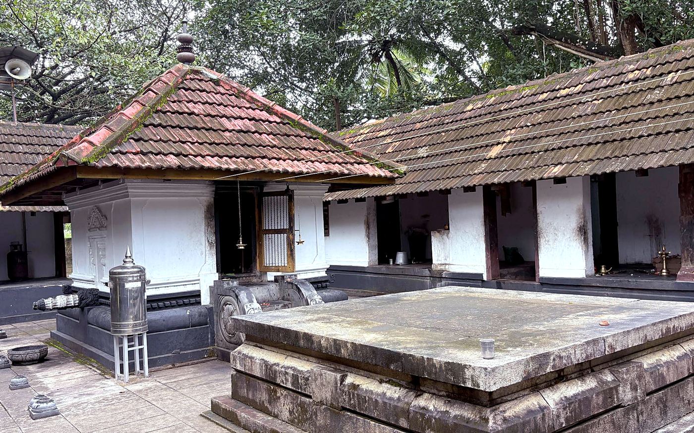 ഇന്നത്തെ ശ്രീകോവിലും തിരുമുറ്റവും
