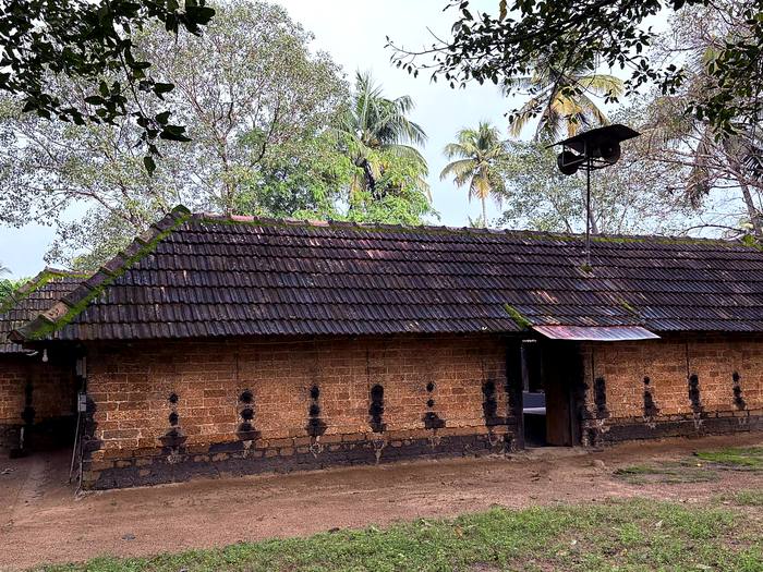 ചുറ്റമ്പലത്തിന്റെ പുറംഭിത്തി