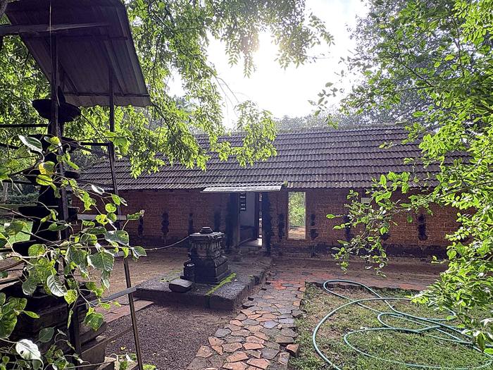 ക്ഷേത്രത്തിന്റെ അകത്തളം